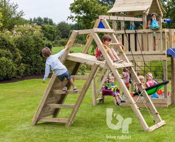 Columpio apoyado más rampa de escalada y rampa de cuerdas