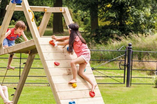 Parc infantil Cascade amb gronxador doble i parets per escalar. 