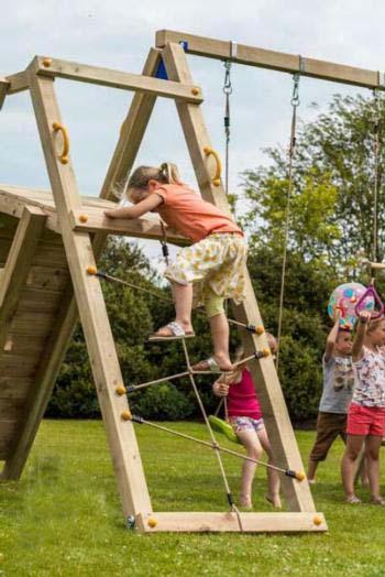 Torre infantil Pagoda con un columpio doble apoyado y rampas de escalar 14