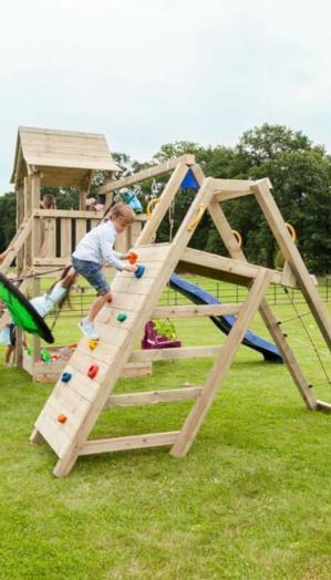 Torre infantil Pagoda con un columpio doble apoyado y rampas de escalar 16