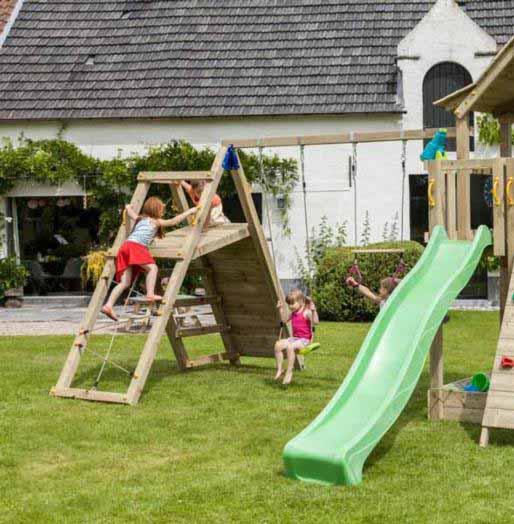 Torre infantil Pagoda con un columpio doble apoyado y rampas de escalar 17