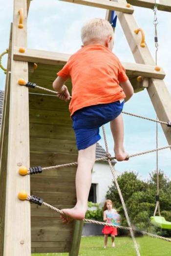 Torre infantil Pagoda con un columpio doble apoyado y rampas de escalar 18