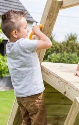 Columpio apoyado más rampa de escalada y rampa de cuerdasniño escalera