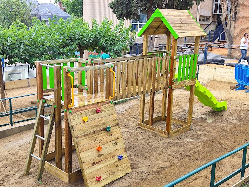 Parque infantil Masgames Aurora Boreal homologado para uso público horeca, com dois torres com casinha, escorrefa, passarela e parede de escalada