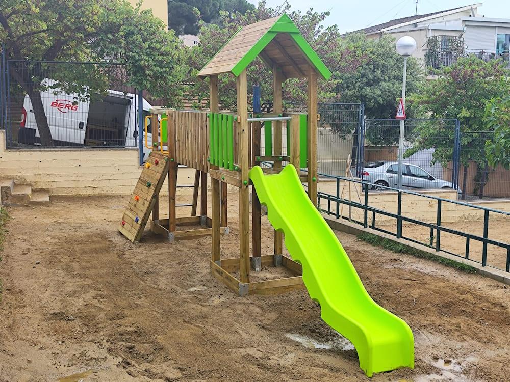 Parque infantil Masgames Aurora Boreal homologado para uso público horeca, com dois torres com casinha, escorrefa, passarela e parede de escalada