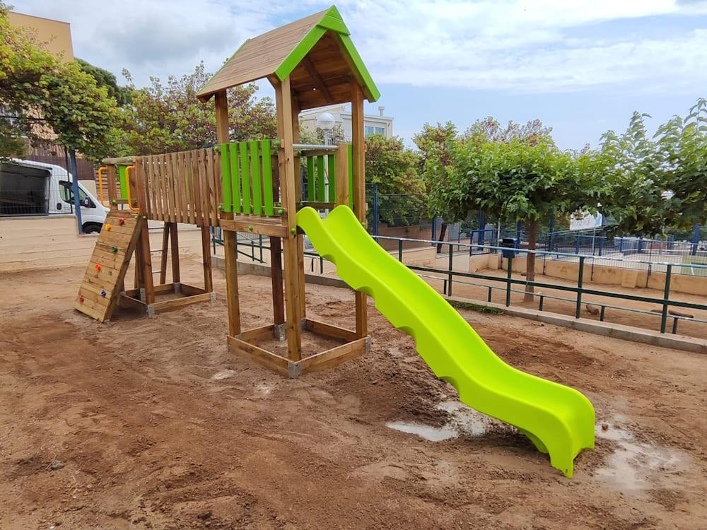 Parque infantil Masgames Aurora Boreal homologado para uso público horeca, com dois torres com casinha, escorrefa, passarela e parede de escalada