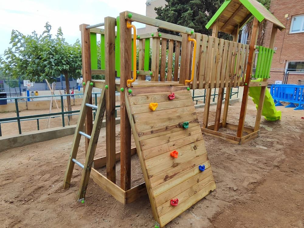 Parque infantil Masgames Aurora Boreal homologado para uso público horeca, con dos torres con casita, tobogán, pasarela y rocódromo