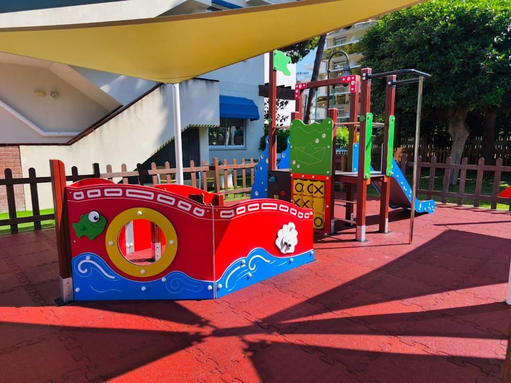 Loseta de caucho Puzzle homologada para uso público comercial como pavimento para zona de juego infantil