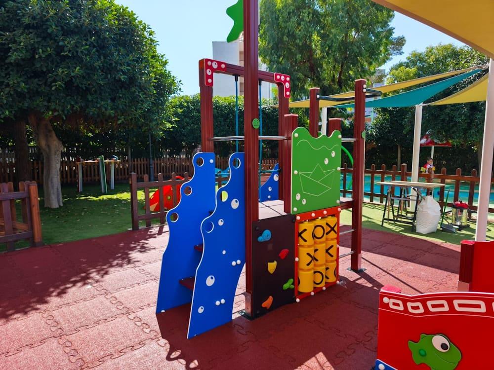 Loseta de caucho Puzzle homologada para uso público comercial como pavimento para zona de juego infantil