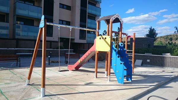 Parque infantil Dubai con torre, columpios, trepa y tobogán