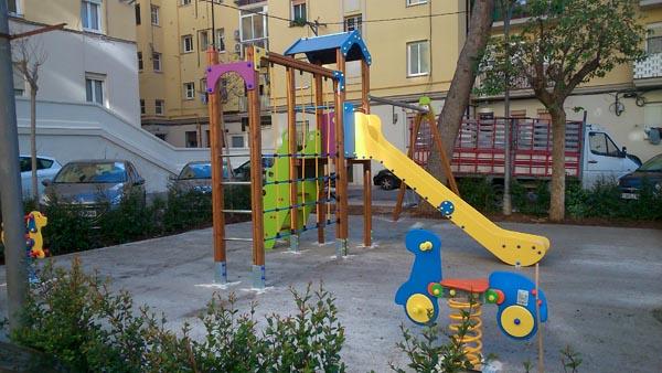 Parque infantil Dubai con torre, columpios, trepa y tobogán