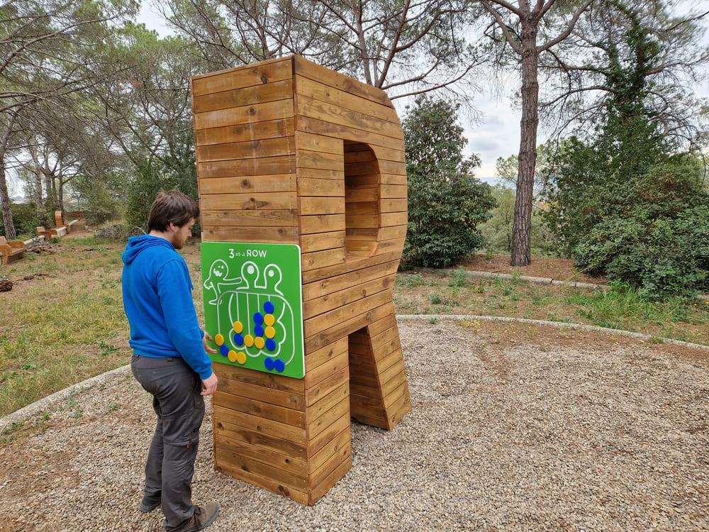 Parque infantil letra gigante de madera con panel de juego MASGAMES ALPHAPLAY