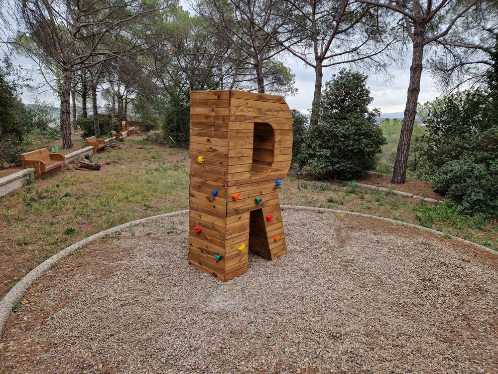 Parc infantil lletra gegant de fusta amb rocòdrom MASGAMES ALPHAPLAY