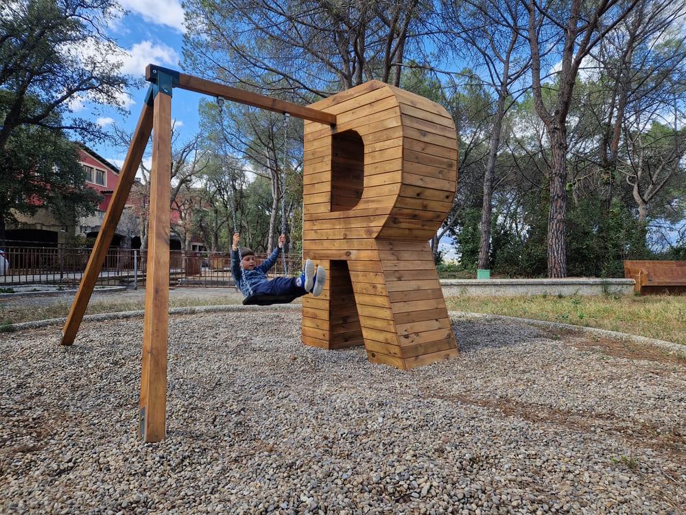Parque infantil letra gigante de madera con columpio MASGAMES ALPHAPLAY