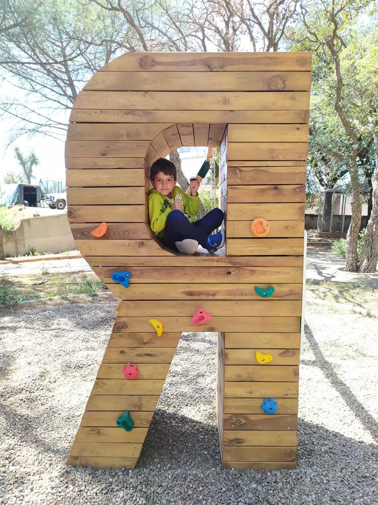 Parc infantil lletra gegant de fusta amb rocòdrom MASGAMES ALPHAPLAY