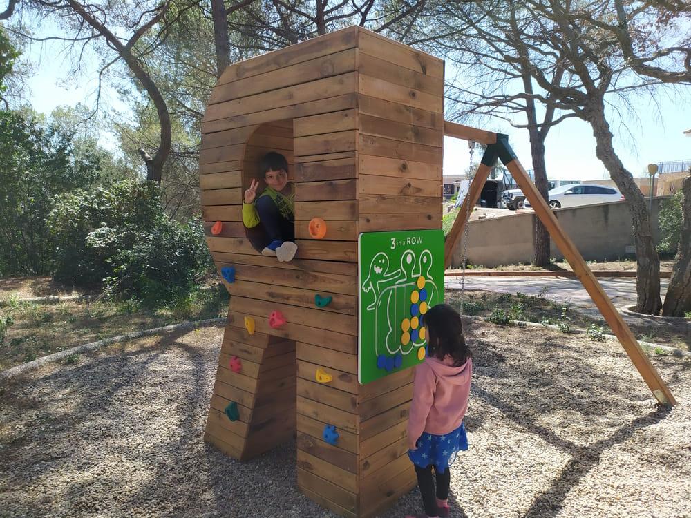 Parque infantil letra gigante de madera con panel de juego MASGAMES ALPHAPLAY