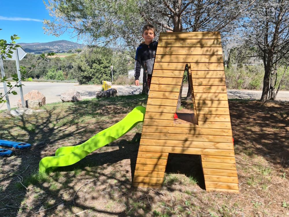 Parque infantil letra gigante de madera con tobogan MASGAMES ALPHAPLAY
