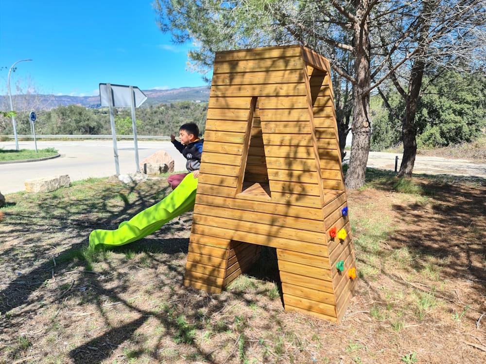 Parque infantil letra gigante de madera con tobogan MASGAMES ALPHAPLAY