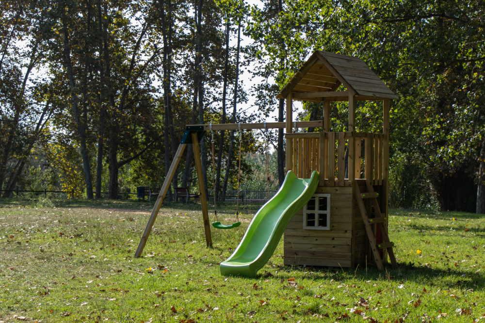 Parque infantil MASGAMES Canigó com casinha e baloiço duplo