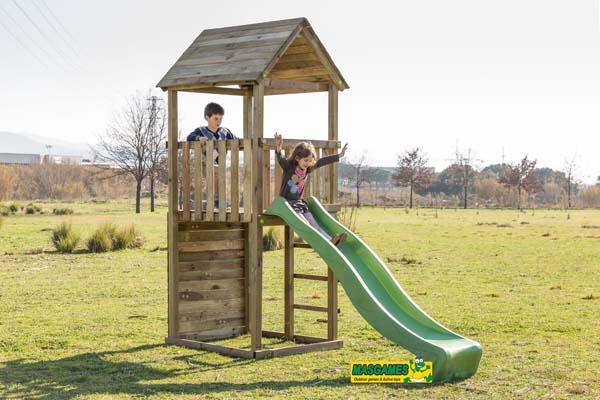 Parque infantil Masgames Canigó tobogán con pared de escalada