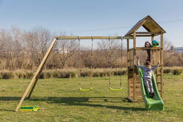 Parque infantil Canigó con columpios