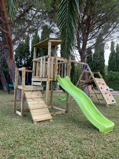 Parc infantil Cascade amb gronxador doble i parets per escalar. 