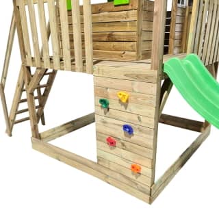 parque infantil de madera con pared de escalada