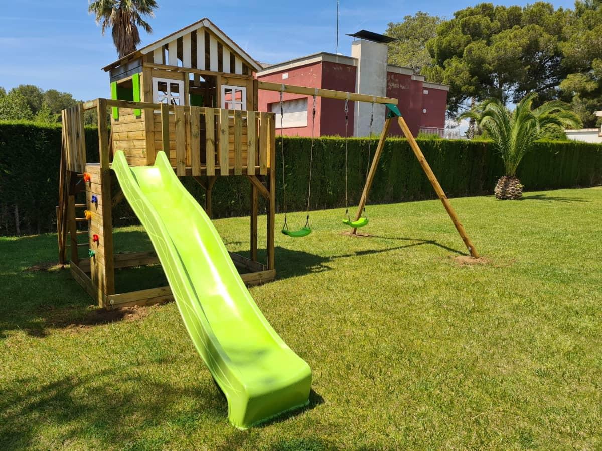 Parque infantil MASGAMES LOLLIPOP XL con columpio formado por una torre con casita, tobogán , escalera y pared de escalada