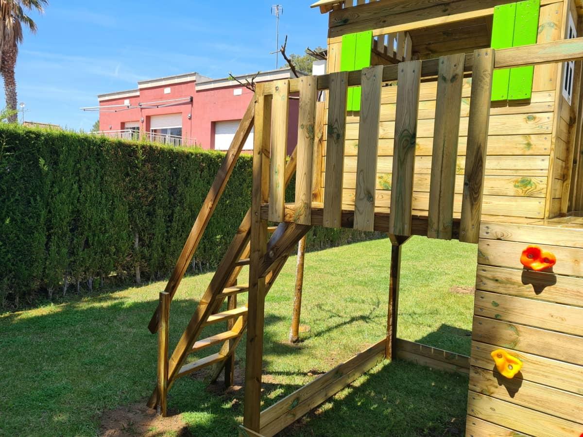 Parque infantil MASGAMES LOLLIPOP XL con columpio formado por una torre con casita, tobogán , escalera y pared de escalada