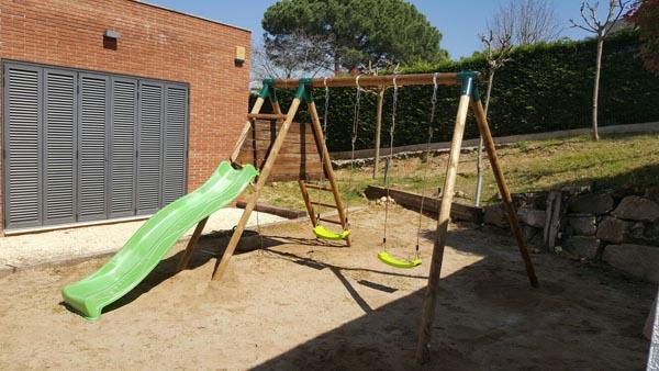 Parque infantil Mauna Loa con columpio y tobogán