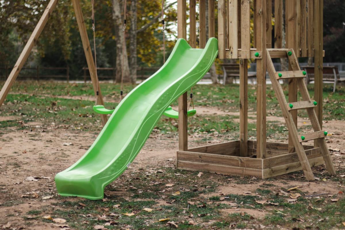 Parque infantil MASGAMES TIBIDABO torre de madera con tobogán, columpio y techo de lona verde