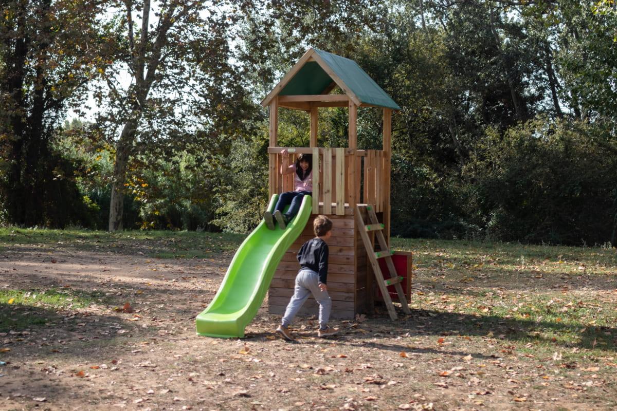 Parc infantil Masgames Tibidabo amb torre de fusta, caseta elevada amb tobogan i amb sostre de lona verda