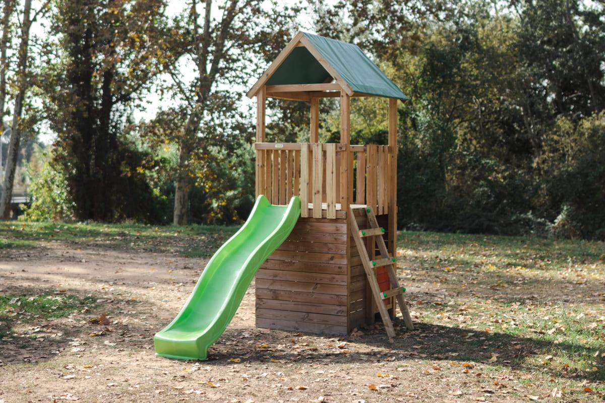 Parc infantil Masgames Tibidabo amb torre de fusta, caseta elevada amb tobogan i amb sostre de lona verda