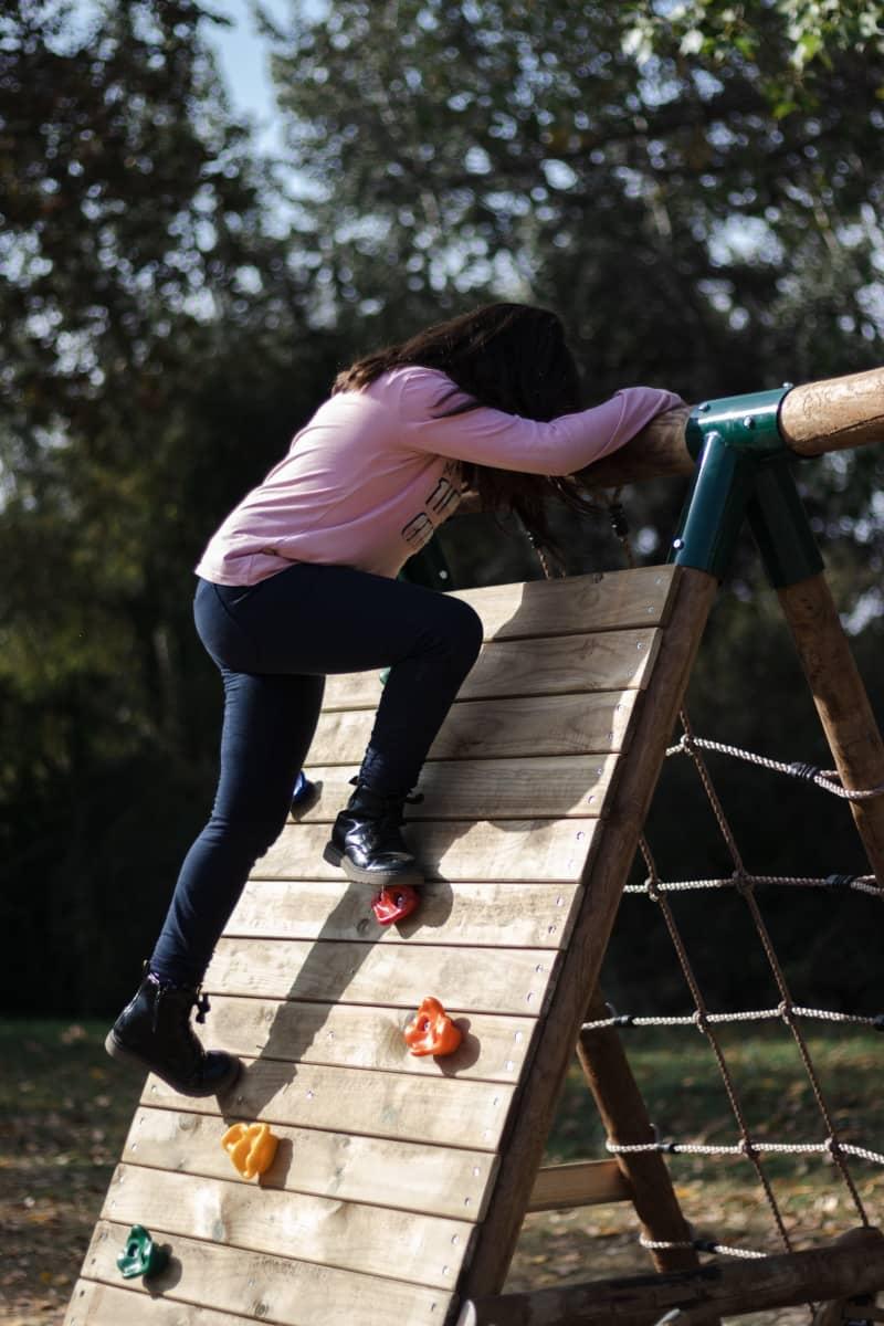 Parque infantil MASGAMES Timbu baloiços e parede de escalada