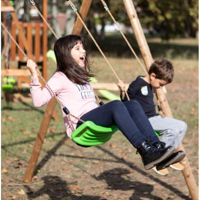 columpio de dos plazas en parque infantil