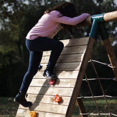 parque infantil con rocódromo infantil