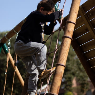 parc infantil amb xarxa per grimpar trepar