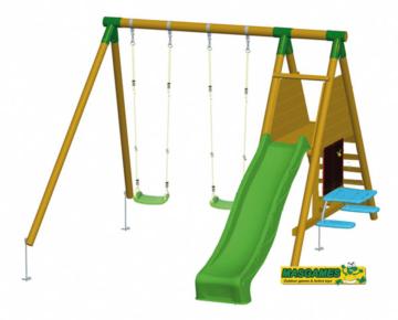 Parque infantil Mauna Loa Academy con mesa de picnic y pizarra