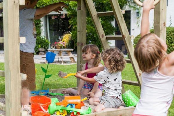 Parque infantil Torre Pagoda nens jugant