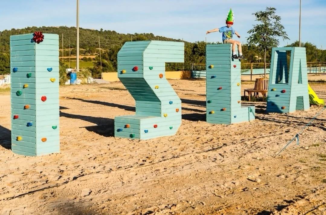 Parque infantil letra gigante de madera pintada con rocódromo MASGAMES ALPHAPLAY