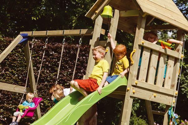 parc infantil amb gronxadors i tobogan Torre kiosk XL en un jardí