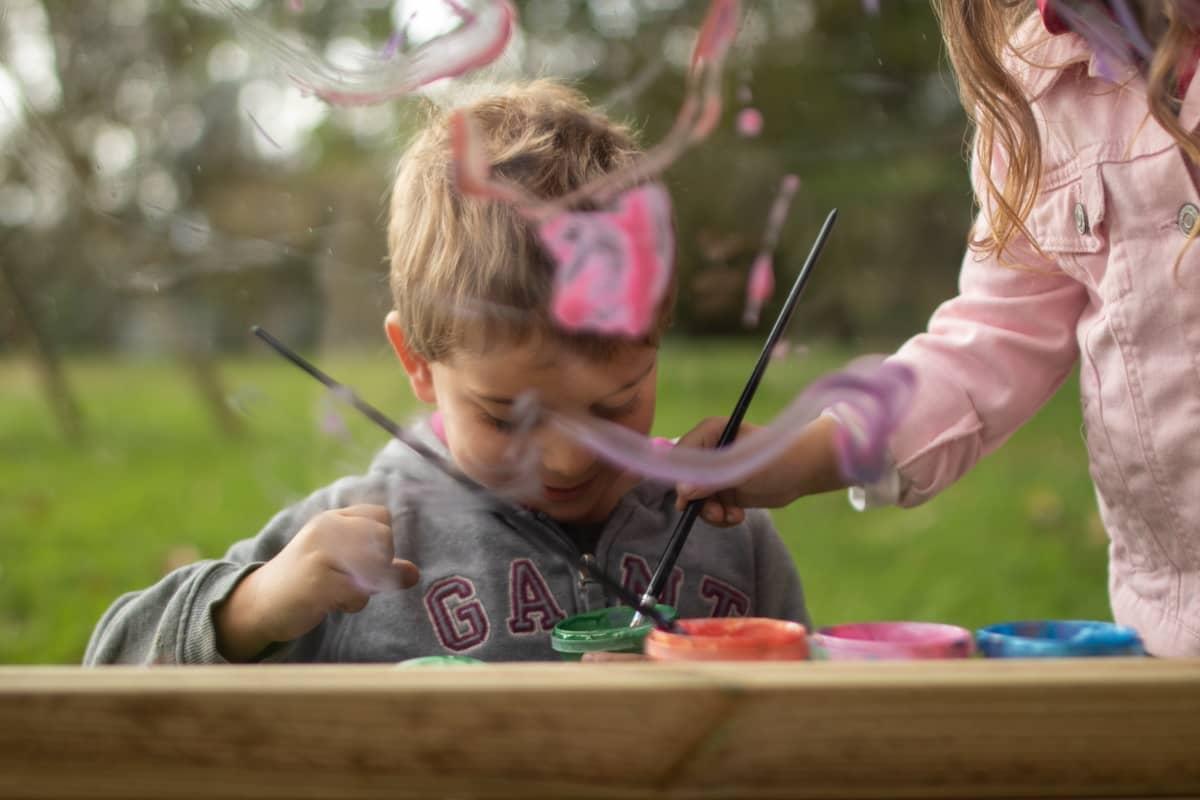 Pizarra infantil de exterior homologada MASGAMES LAPITZ HORECA de madera y metacrilato