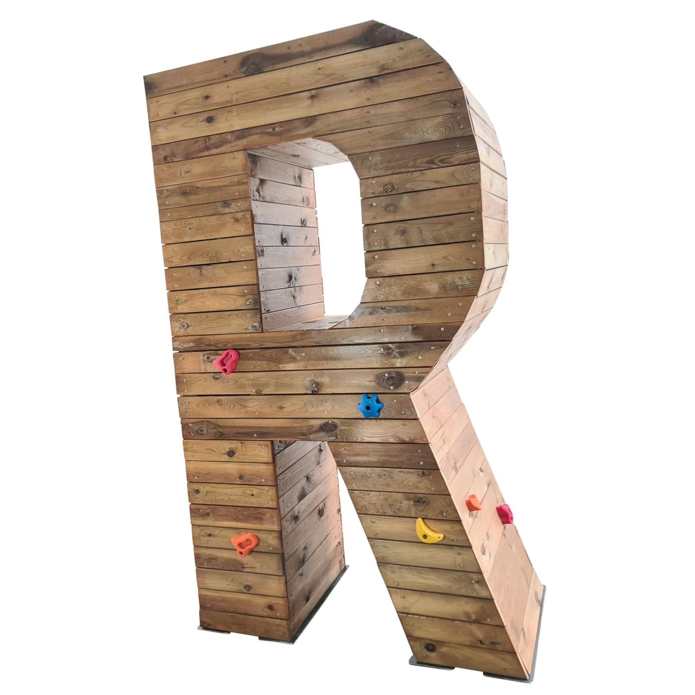 Parque infantil letra gigante de madera con piedras de escalada MASGAMES ALPHAPLAY