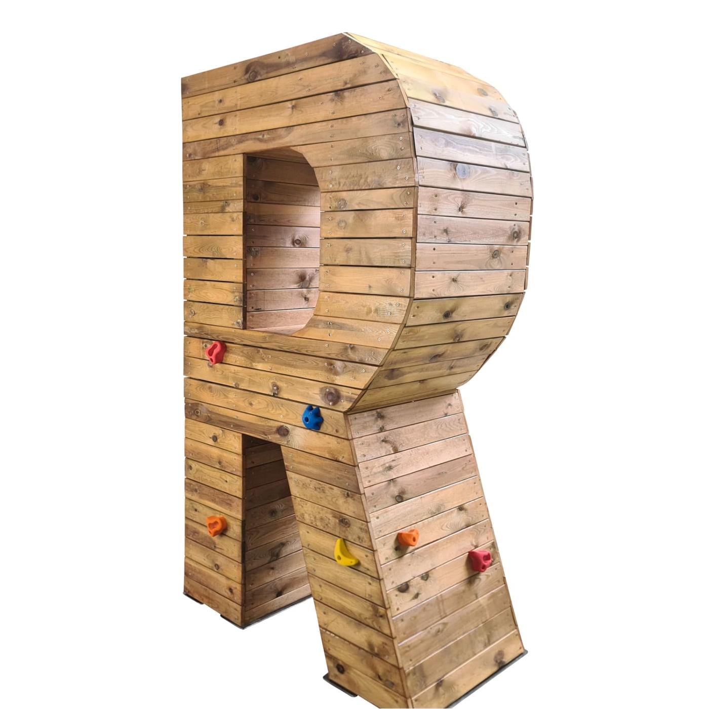 Parque infantil letra gigante de madera con piedras de escalada MASGAMES ALPHAPLAY