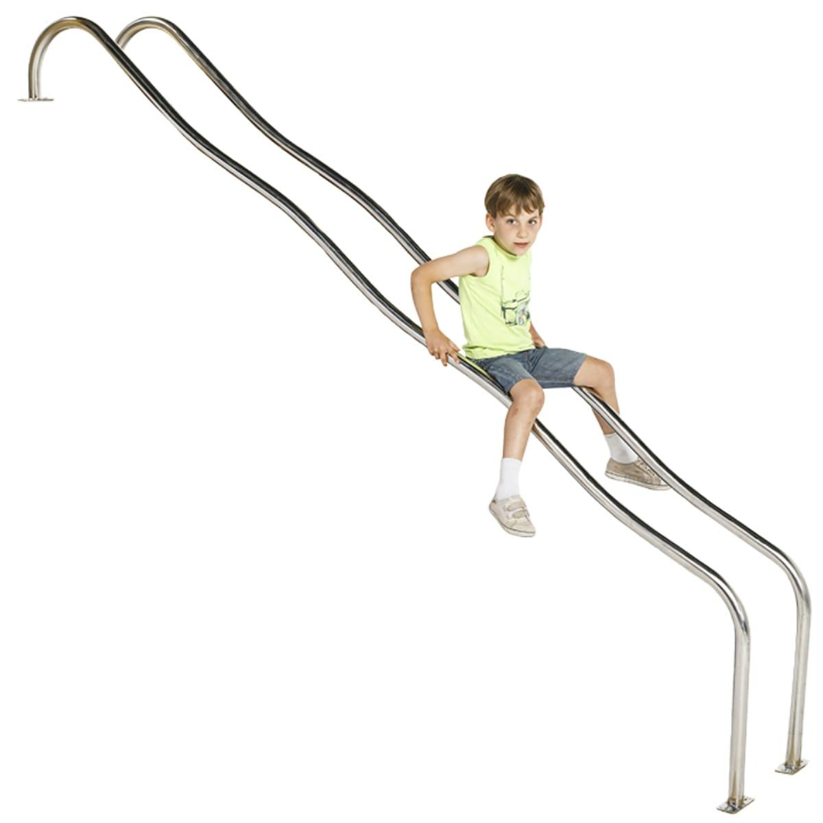 Pals lliscants de acer inoxidable Astral per a plataformes de 150 cm de altura, homologats per a ús públic imatge amb nen
