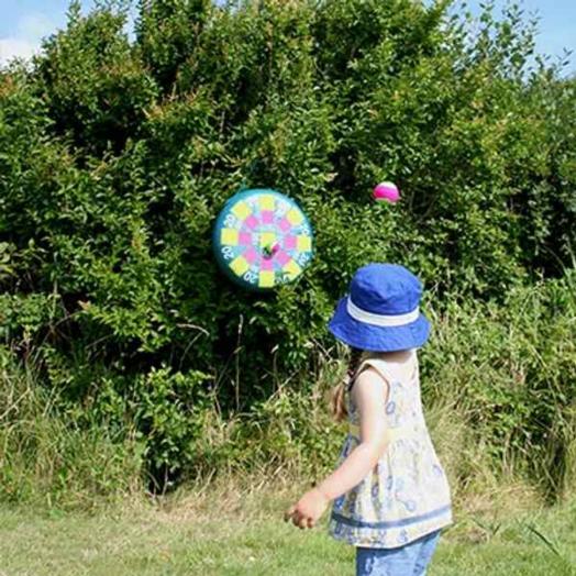 Dardo inflável com bolas de velcro brincando no exterior