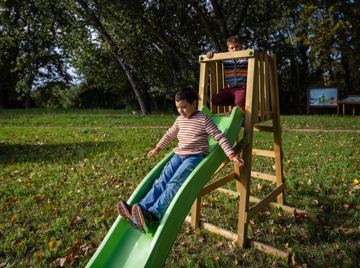 Tobogán con estructura de madera y rampa de plástico MASGAMES SUI