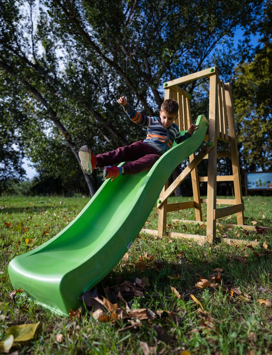 Tobogán con estructura de madera y rampa de plástico MASGAMES SUI