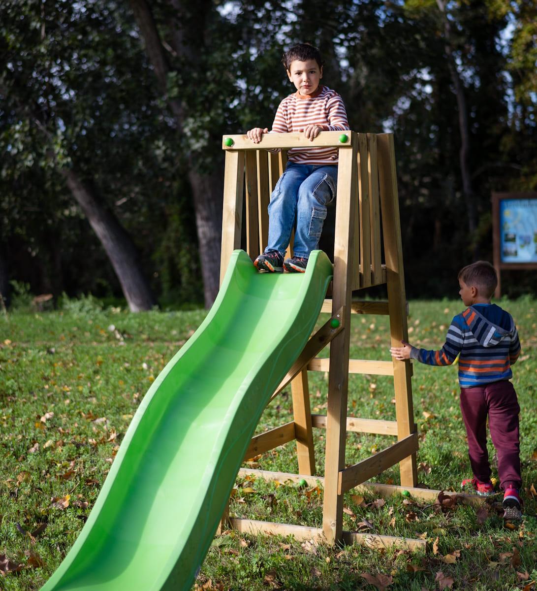 Tobogán con estructura de madera y rampa de plástico MASGAMES SUI