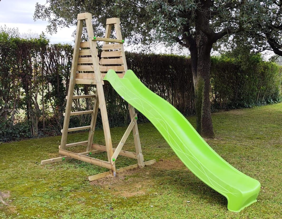 Escorrega de madeira com rampa de PVC com uma altura de plataforma de 150 cm.